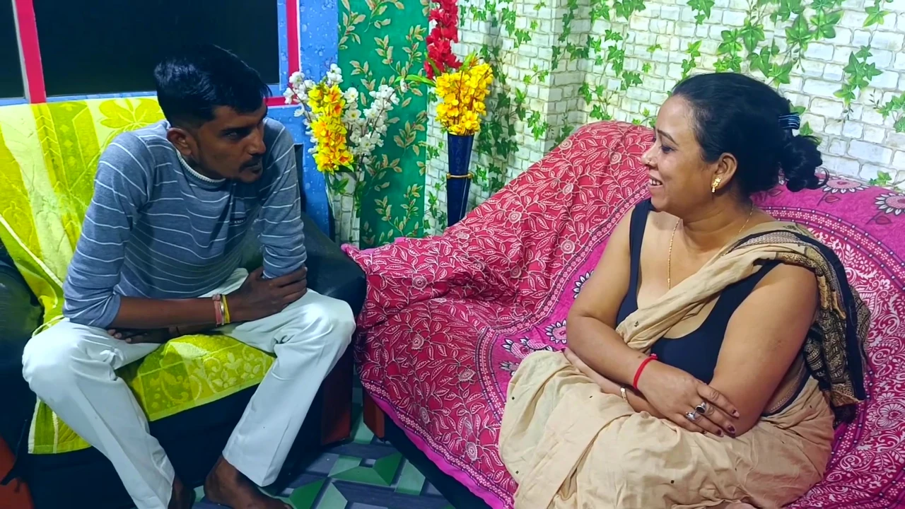 भारतीय हॉट युवा सासु मां और दमदमा ने एक साथ सेक्स किया जब उनकी बेटी घर पर नहीं थी ।