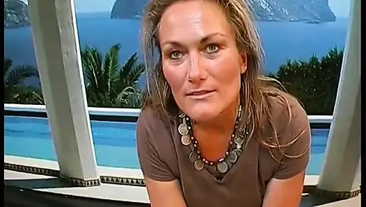 Ateşli kızlar soyunuyor ve seksi bir oyuncu seçmelerine gidiyor ve sikişiyor