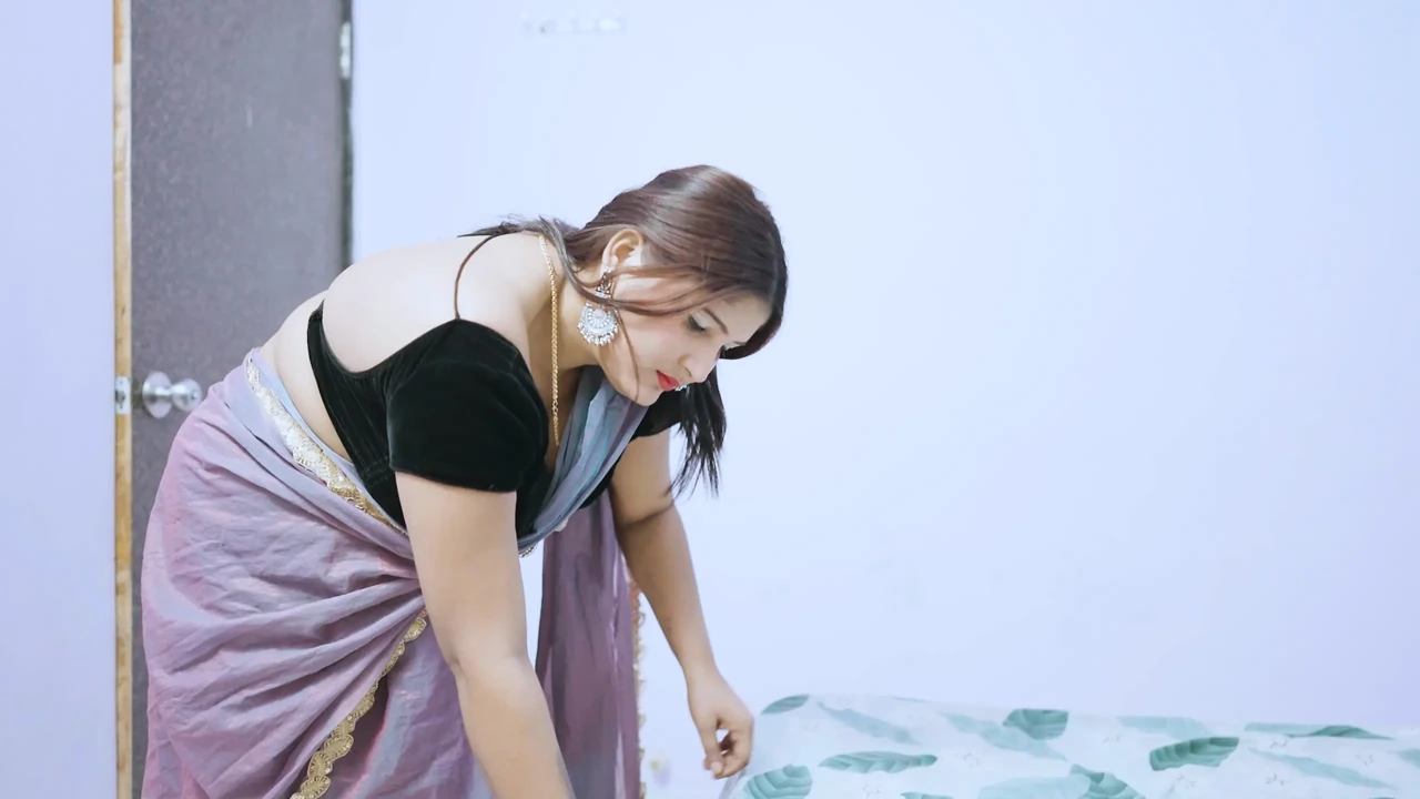 bade ke jaane ke baad chote ne bhabhi ko akela dekh uthya mauke ka fayefa