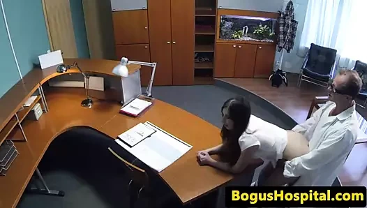 Avrupa amatör bebek doggystyled tarafından doktor