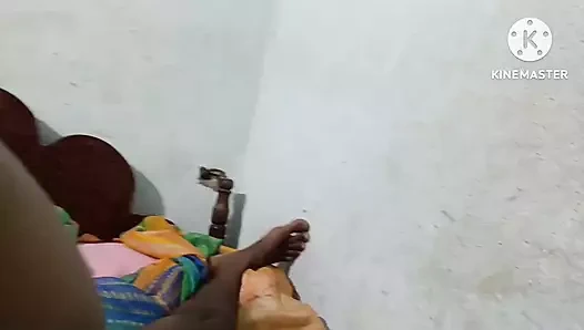 Hintli evli kadın açık havada misafirhanede arkadaşıyla sert numara yapıyor