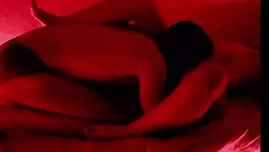 Kız arkadaşımı müzik ve kırmızı ışıkla yatağında sikiyorum