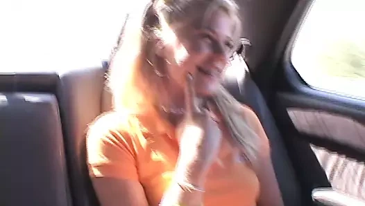 Küçük Summer sıkı ıslak amcığını parmaklıyor