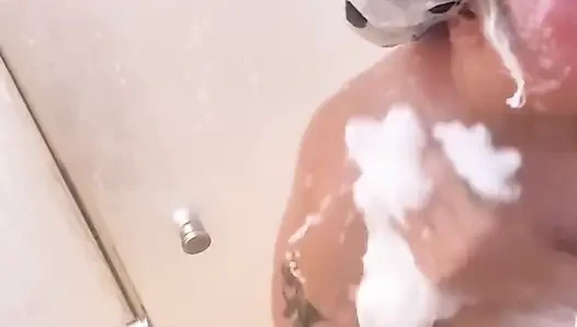 Sarkık Brezilyalı iri güzel kadın orta yaşlı seksi kadın tanrıça buharlı duşta titreşiyor