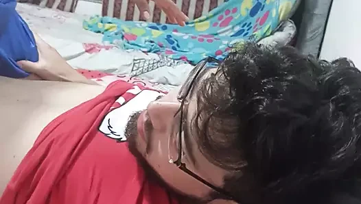 18 yaşındaki esmer büyük sarkık memeler new york amerika birleşik devletleri üvey kardeşinin büyük aletini sikiyor