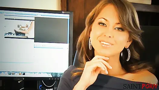 Riley Reid yarağını sikiyor ve sonra bitirmek için onu göğüslerine sıvazlıyor