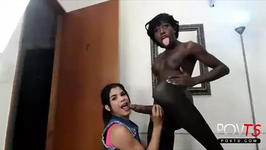 Monstercock siyah tranny ve latina tgirl üzerinde kam
