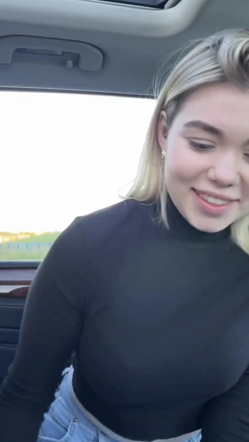 Обязательный момент из "Заплатили за такси минетом - в машине - на улице"