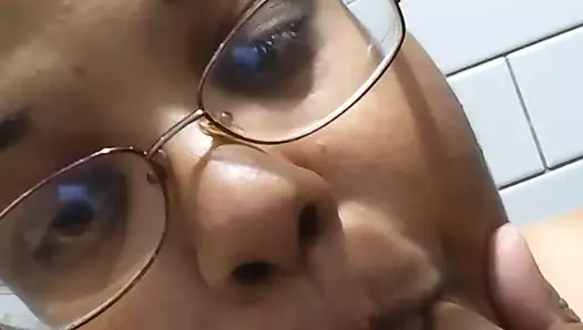 Domuz sürtük walmart banyoda göbek ve kedi ile oynuyor