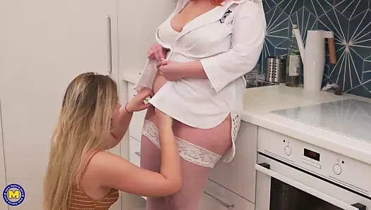 Yaşlı ve genç kızlar lezbiyen seks deneyin