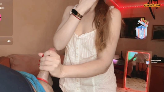 Ev kedisi kameraya en tatlı saksoyu çekiyor