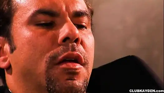 Kayden Kross iyi sert sikişiyor ve büyük boşalma