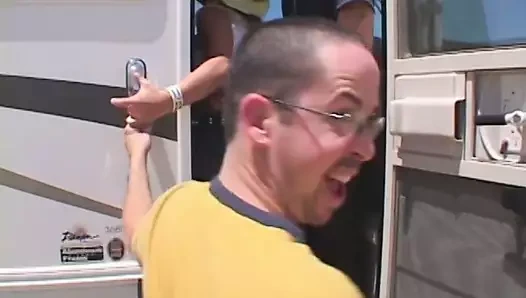 Genç sarışın piliç otostop çekiyor ve öğle vakti çölün sıcağında bang van'ın serinliğinde üstünü değiştirmenin mutluluğunu yaşıyor