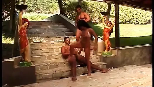 Dövmeli hatun dışarıda merdivenlerde iki azgın adamdan çifte penetrasyon alıyor