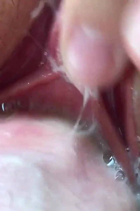 Klitorisini öp ve yarakla ov. Amcık sikişi ve içine boşalma. Kremsi amına yumruk sokma. Kadın orgazmı.