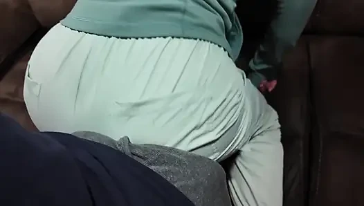 Amerikalı evli kadın kayak pantolonlu göte tapıyor bakış açısı