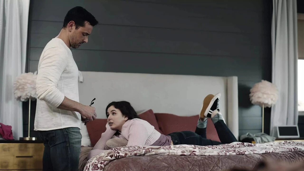 सौतेला पापा सौतेली बेटी को फ्रीज करता है और जोर से कराहने वाले कई चरमसुख के लिए उसे चोदता है