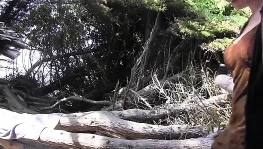 Açık havada lezbo parmaklıyor ve sonra hitachi ile tek başına mastürbasyon yapıyor 2'de 1