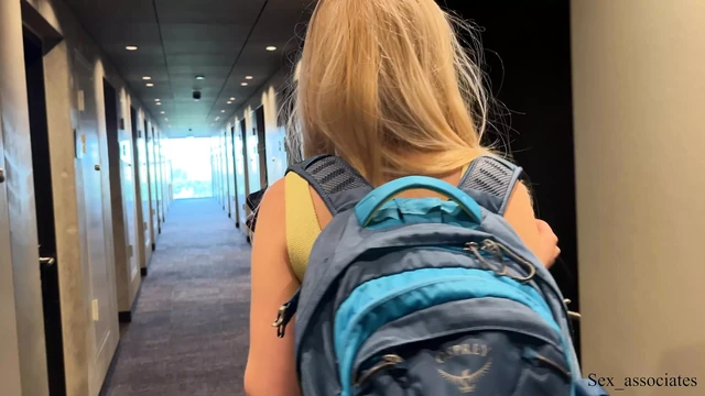 Мачеха и пасынок делят кровать в отеле