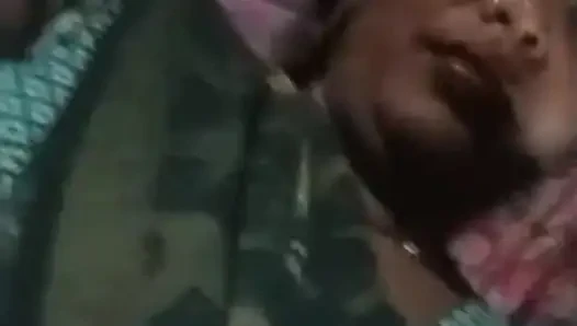 Yangzi apni chut ka ched dikhati hai uska naraj pati jangal me mutthi marta hai