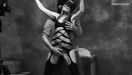 Gözleri bağlı amatör milf gets kedi alay içinde bdsm video