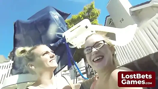 Striptiz dondurma oyunu hissedilebilir bir gerginlikle dolu