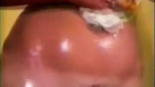 Busty sarışın harika vücudunu yıkar (1970'lerde vintage)