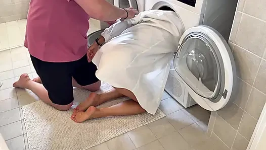 Sevimli evli kadın kafasını kurutucuya sokuyor ve dışarı çıkmak için iyi yardım alıyor