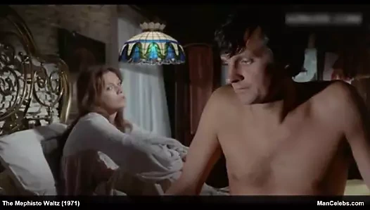 Erkek ünlü alan alda gömleksiz ve seksi sahneler