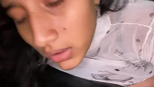 Üvey kızımı büyük göğüsleriyle sağıyorum