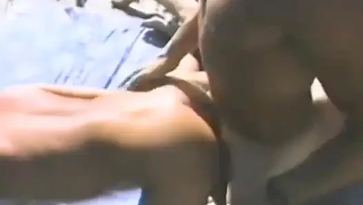 Şanslı bir adam jakuzinin yanında iki kızla