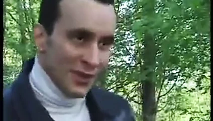 Fransız büyükanne sert seks ile genç adam içinde orman