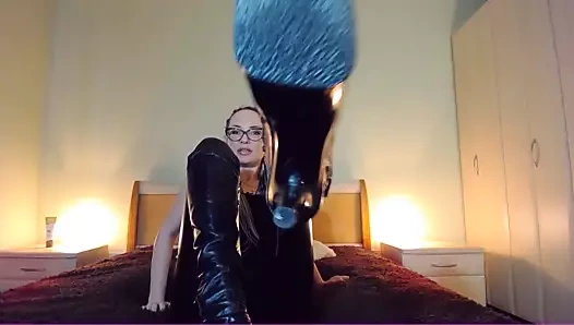 Çizmelerimi yala ezik!