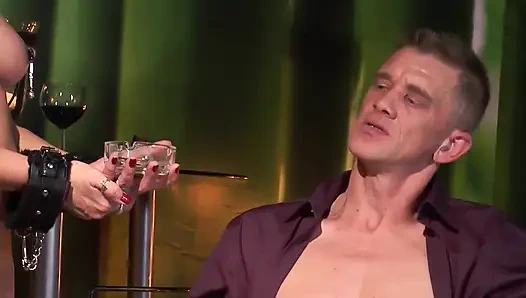 Ateşli orta yaşlı seksi kadın bdsm yapıyor ve sert sikiliyor