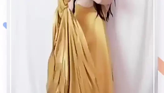 Mastürbasyon ve altın saten uzun gecelik ile işemek