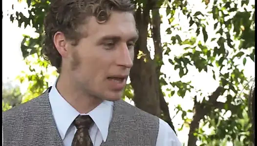 Sürtük sarışın orta yaşlı seksi kadın açık havada sikiliyor ve büyük yarakla amına boşalıyor