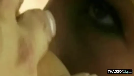 Olgun sarışın hatun açık havada anal sekste genişliyor