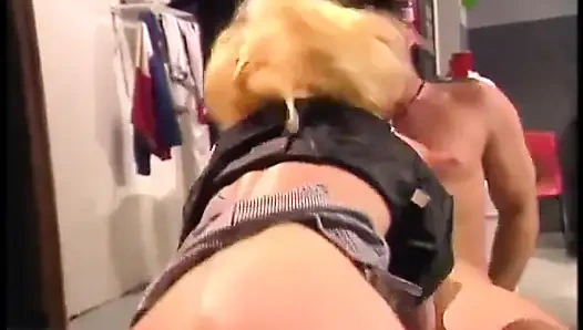 Büyük yaraklı adam bu çarpıcı sarışın bombada amını yalıyor ve sikiyor