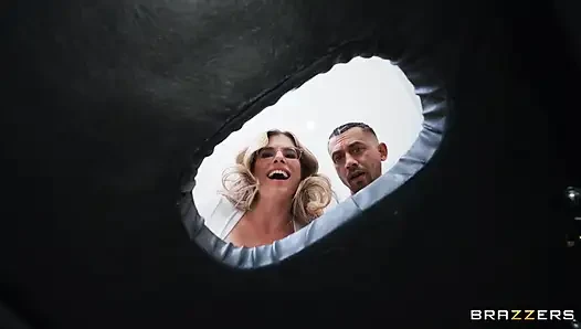 Brazzers - anal orta yaşlı seksi kadın tarafından masaj yapıyor ve sağılıyor