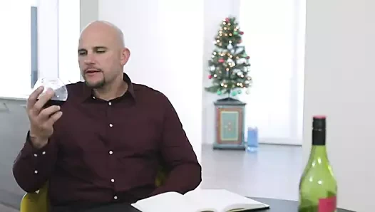 Minik melek gets becerdin üzerinde noel handjob üvey