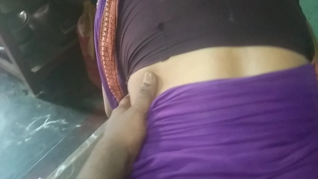 Тетушка убирает дома