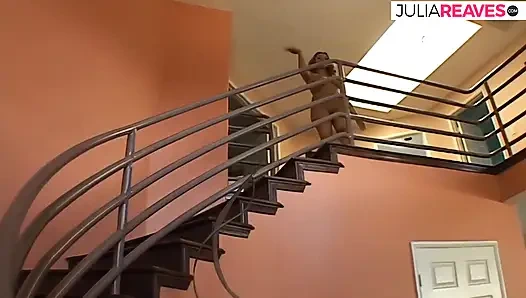 Ateşli kız iki canavar yarakla sikiliyor ve sonra döl yutuyor