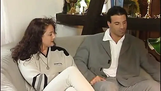 Alman sürtük kanepede sikişiyor