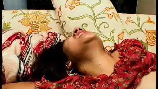 Büyük yuvarlak götlü sürtük edepsiz üçlü seks sırasında amını siktiriyor ve yüzü boşalıyor