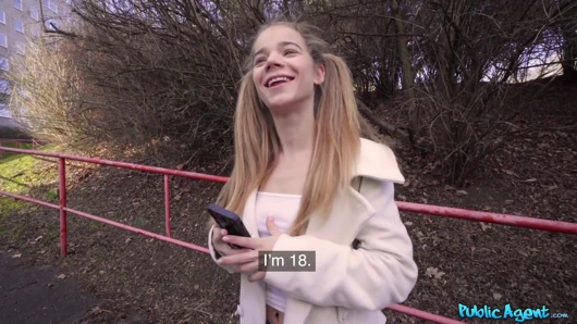 Public Agent - kremsi amcıklı ve minik ince vücutlu minyon İspanyol 18 yaşındaki genç kız üniversitede matematikle sorun yaşıyor