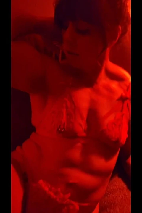 Сексуальная гибкая в красном