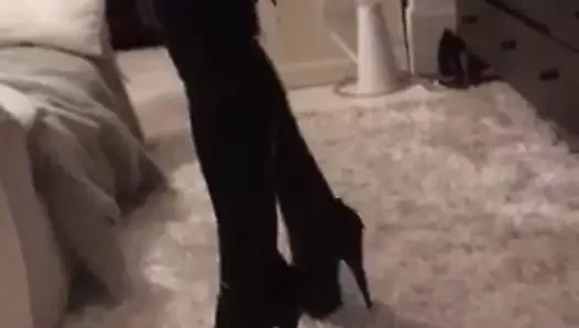 benim eldivenli MİLF içinde lateks tayt gösterilen içinde ayna