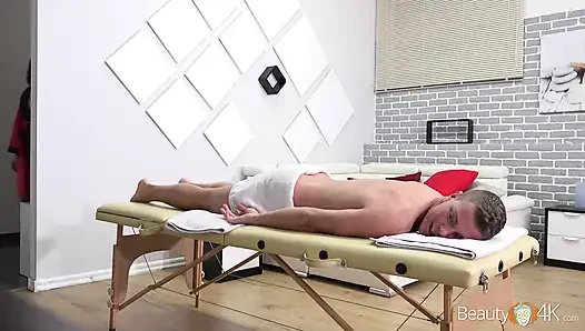 Ateşli bir masaj salonu kızla seks maceram