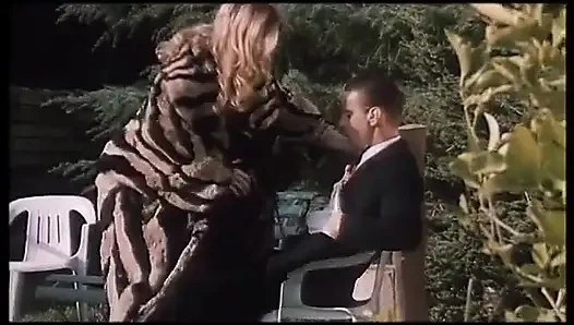 Muhteşem hatun açık havada kıllı amını siktiriyor