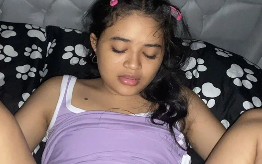 Üvey kız kardeşim yanında mastürbasyon yaptığımı fark ediyor ve tepkisine inanamıyorum